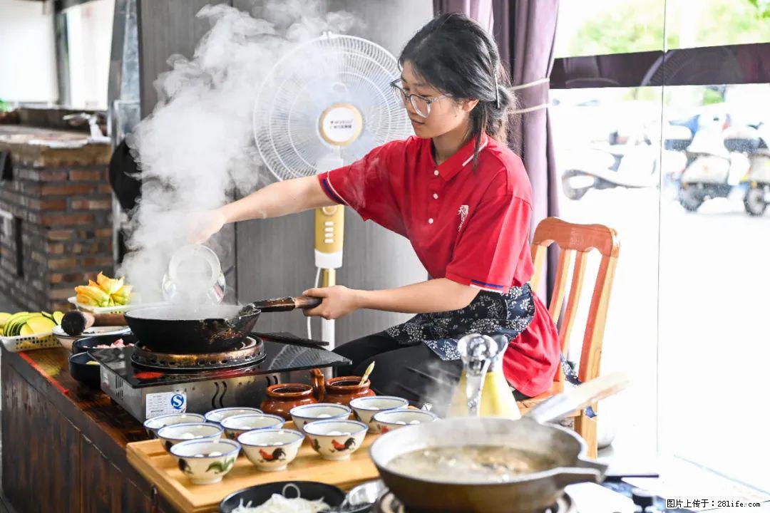 全网追的“扁担女孩”,找了一份暑假工,时薪12元 - 西安生活资讯 - 西安28生活网 xa.28life.com